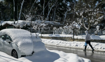 Θαμμένο κάτω από το χιόνι αυτοκίνητο στον Διόνυσο © Eurokinissi