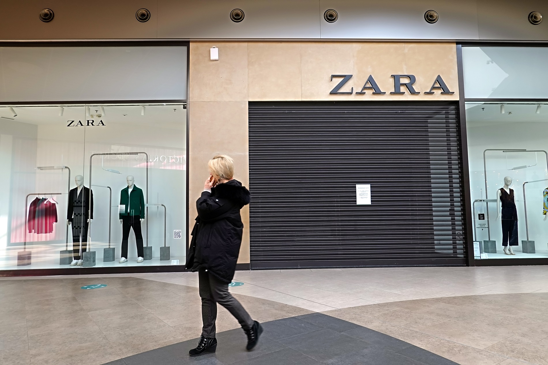 Κλειστό Zara στη Ρωσία © EPA/MAXIM SHIPENKOV