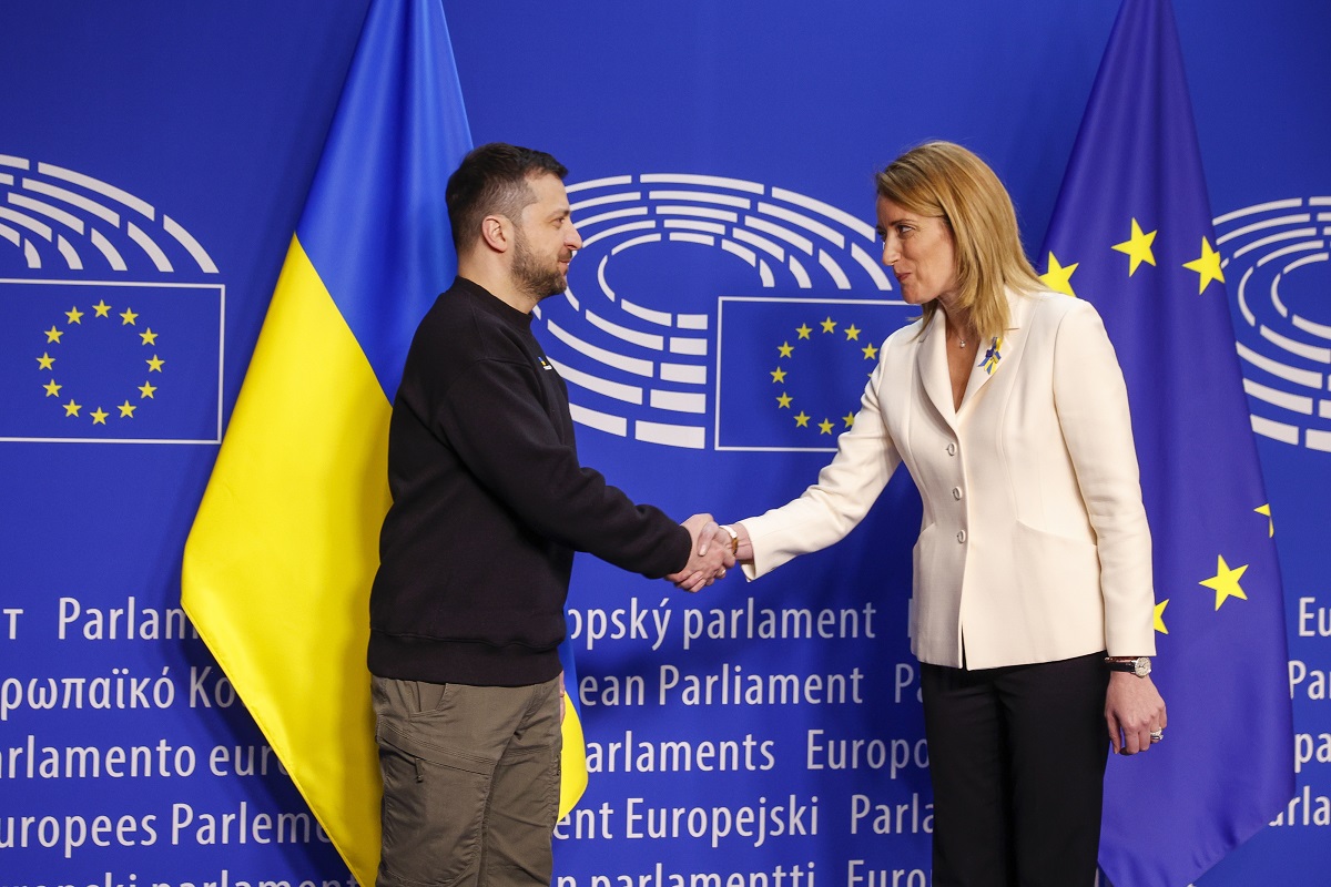 Η πρόεδρος της Ευρωβουλής Ρομπέρτα Μετσόλα μαζί με τον πρόεδρο της Ουκρανίας Βολοντίμιρ Ζελένσκι © EPA/JULIEN WARNAND