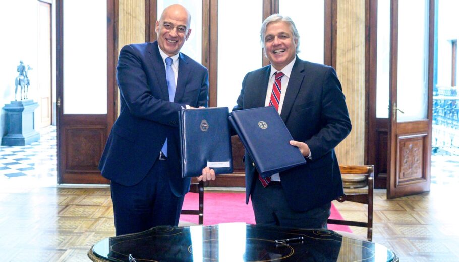 Ο Νίκος Δένδιας και ο υπουργός Εξωτερικών της Ουρουγουάης Φραντζίσκο Μπουστίγιο Μπονάσο © Twitter / Nikos Dendias