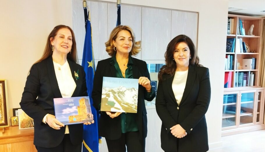 Η Πρόεδρος του ΕΟΤ, Ά. Γκερέκου (στο μέσον), με την Υπουργό Τουρισμού και Περιβάλλοντος της Αλβανίας, M. Kumbaro (αριστερά), και την πρέσβειρα της γειτονικής χώρας στην Ελλάδα, L. Hajdaraga © ΕΟΤ