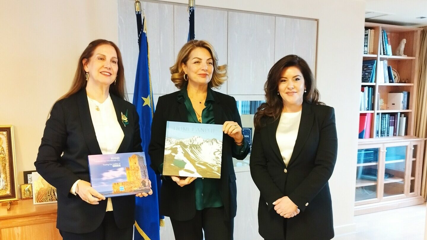 Η Πρόεδρος του ΕΟΤ, Ά. Γκερέκου (στο μέσον), με την Υπουργό Τουρισμού και Περιβάλλοντος της Αλβανίας, M. Kumbaro (αριστερά), και την πρέσβειρα της γειτονικής χώρας στην Ελλάδα, L. Hajdaraga © ΕΟΤ