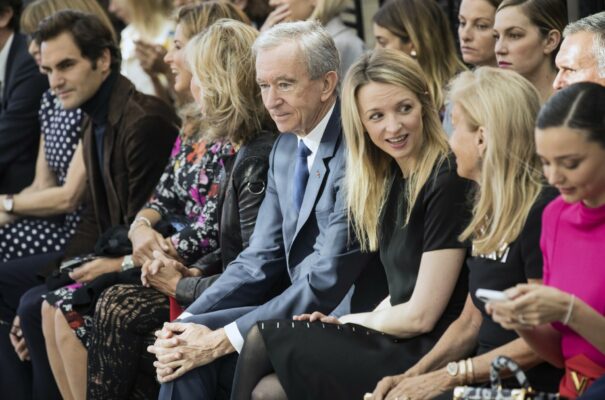 Ο Μπερνάρ Αρνό της LVMH και η κόρη του Ντελφίν στην παρουσίαση της ανοιξιάτικης/καλοκαιρινής συλλογής του 2016 του Γάλλου σχεδιαστή Nicolas Ghesquiere για τη Louis Vuitton στην εβδομάδα μόδας στο Παρίσι EPA/ETIENNE LAURENT