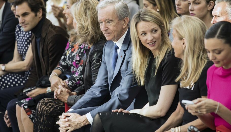 Ο Μπερνάρ Αρνό της LVMH και η κόρη του Ντελφίν στην παρουσίαση της ανοιξιάτικης/καλοκαιρινής συλλογής του 2016 του Γάλλου σχεδιαστή Nicolas Ghesquiere για τη Louis Vuitton στην εβδομάδα μόδας στο Παρίσι EPA/ETIENNE LAURENT
