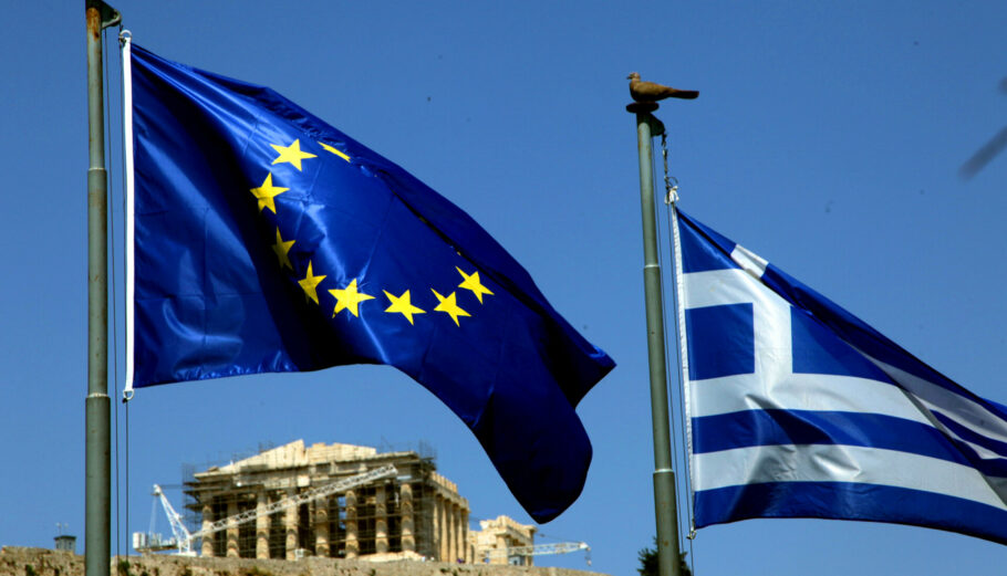 Οι σημαίες της ΕΕ και της Ελλάδας με φόντο την Ακρόπολη © Eurokinissi