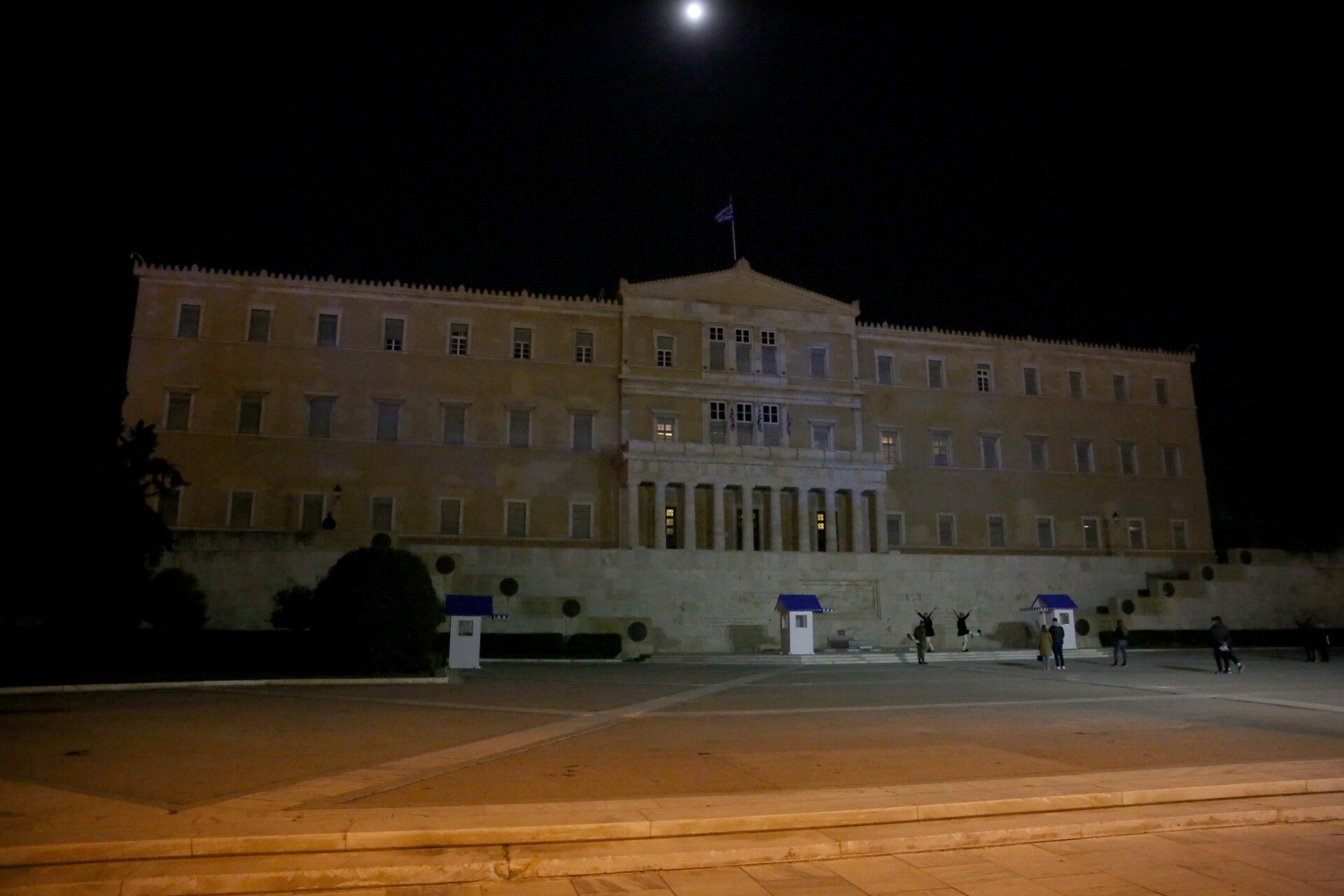 (Φωτό αρχείου) Η Βουλή έσβησε τα φώτα συμμετέχοντας στην Ώρα της Γης © ΑΠΕ-ΜΠΕ/ΑΠΕ-ΜΠΕ/ΑΛΕΞΑΝΔΡΟΣ ΜΠΕΛΤΕΣ