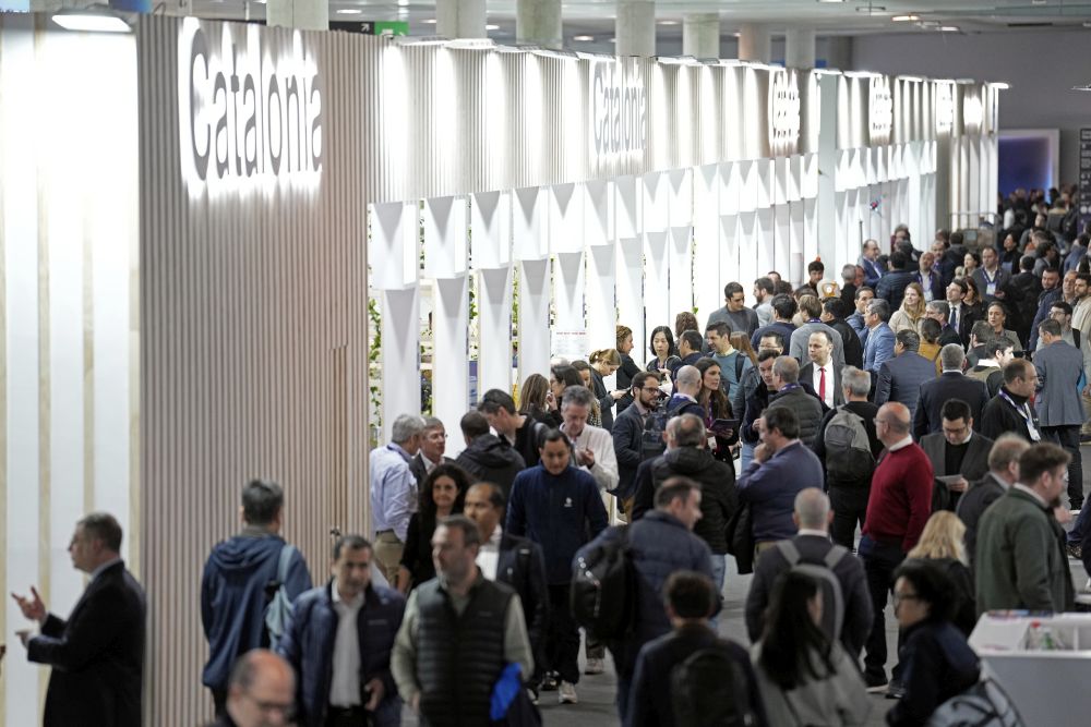 Επισκέπτες στο Mobile World Congress (MWC) στη Βαρκελώνη @ EPA/Enric Fontcuberta @ EPA/Alejandro Garcia