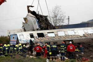 Πυροσβέστες και διασώστες επιχειρούν στο σημείο που σημειώθηκε το σιδηροδρομικό δυστύχημα έξω από τη Λάρισα @ ΑΠΕ-ΜΠΕ/ΑΧΙΛΛΕΑΣ ΧΗΡΑΣ