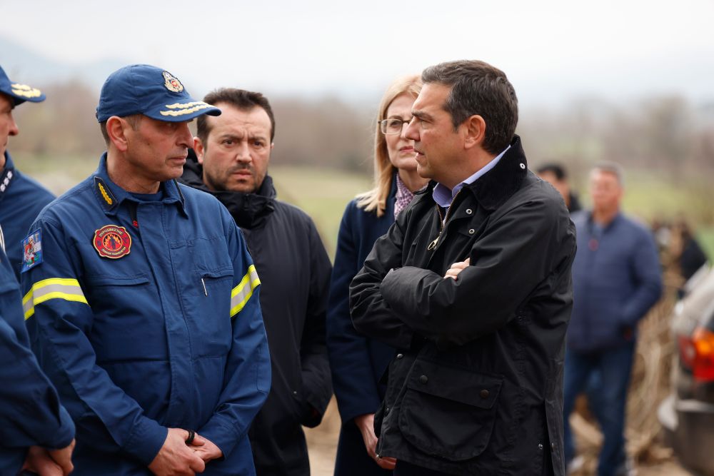O Αλέξης Τσίπρας στο σημείο της τραγωδίας στα Τέμπτη © ΑΠΕ-ΜΠΕ/ΑΧΙΛΛΕΑΣ ΧΗΡΑΣ