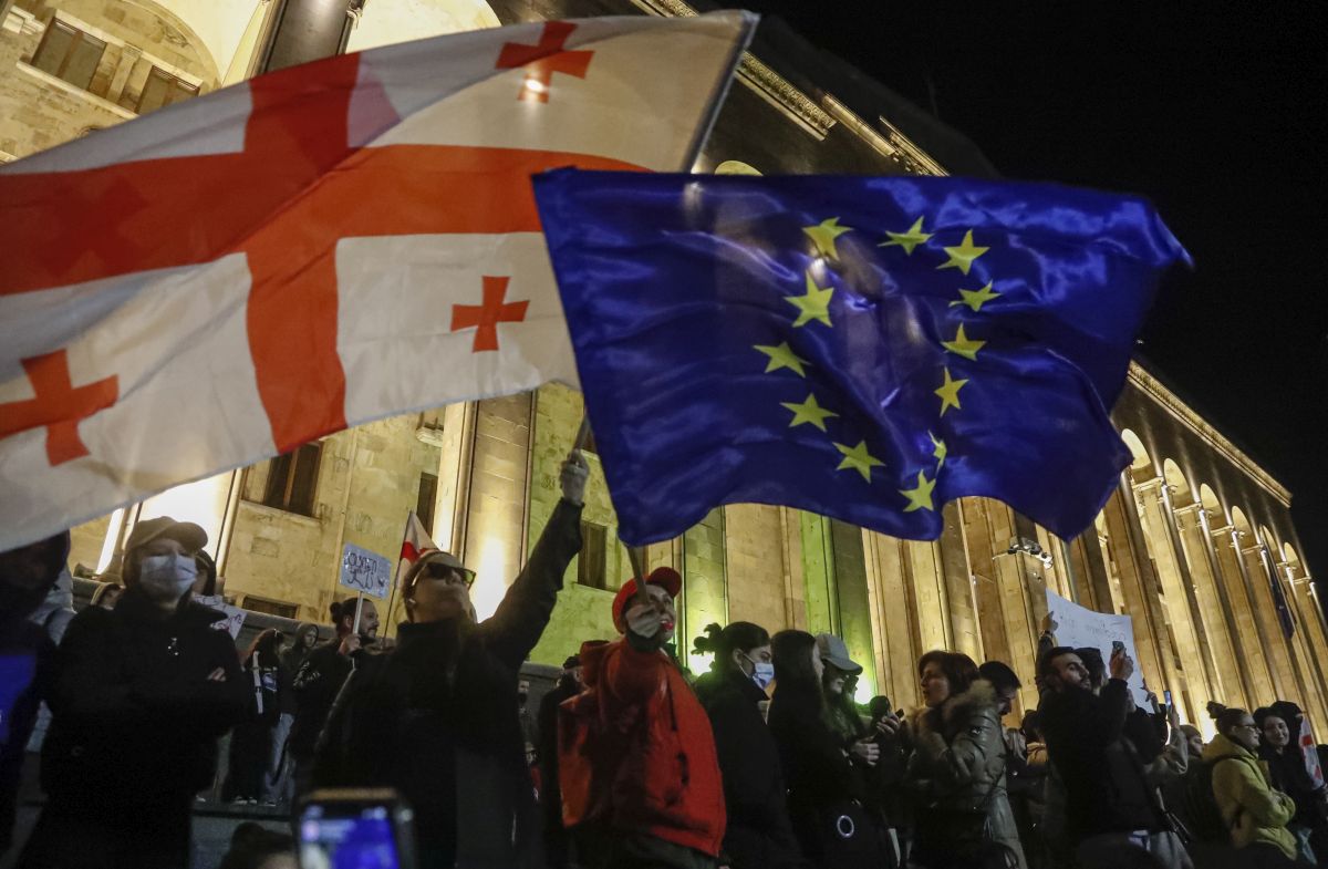 DW: Οι διαδηλωτές στη Γεωργία αποσοβούν τον ρωσικό νόμο