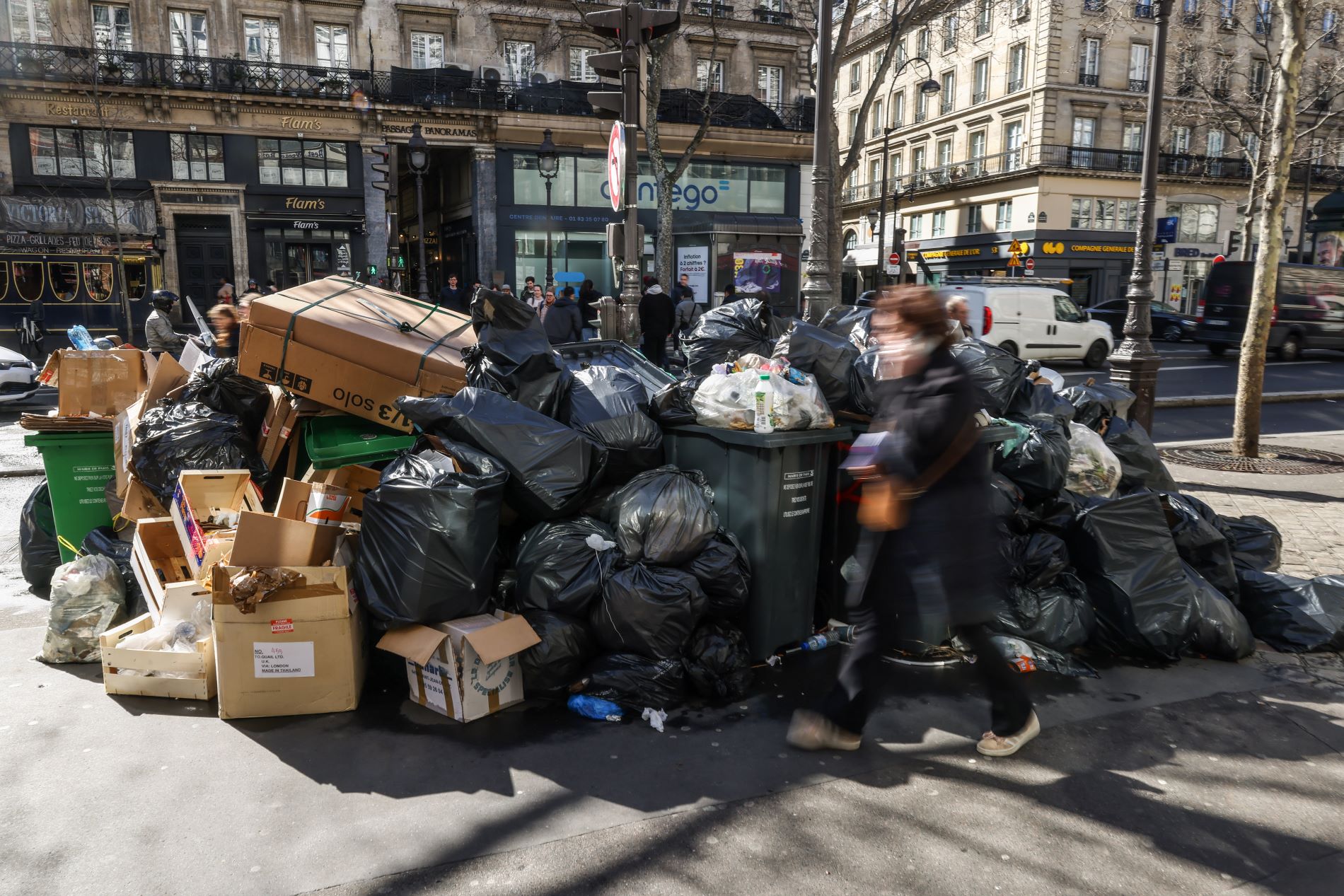 Τόνοι σκουπιδιών στους δρόμους του Παρισιού © EPA/Mohammed Badra