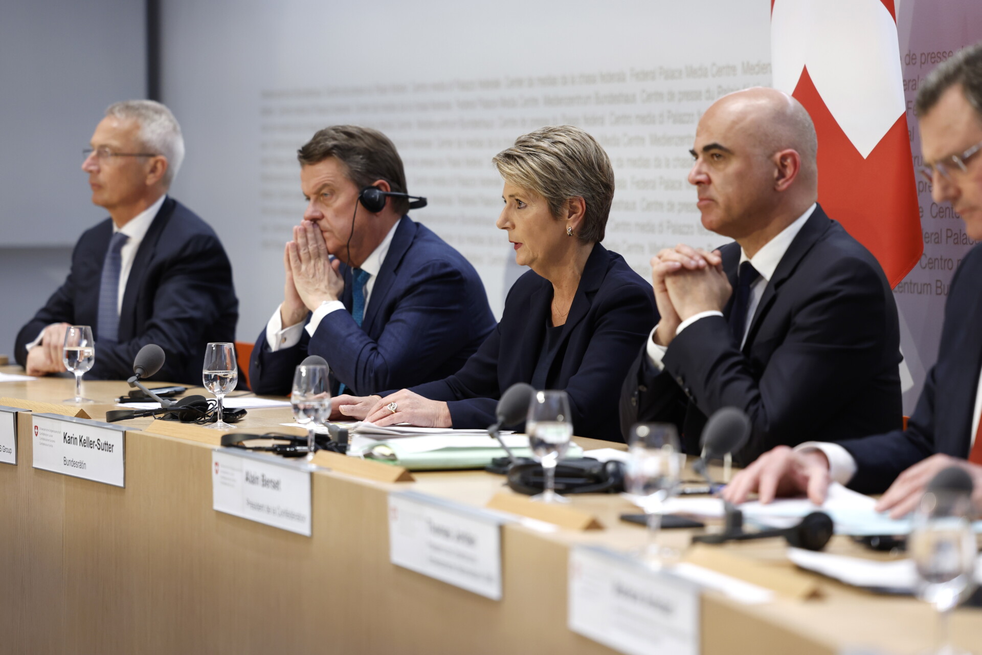 Η συμφωνία για την εξαγορά της Credit Suisse από τη UBS ©EPA/PETER KLAUNZER