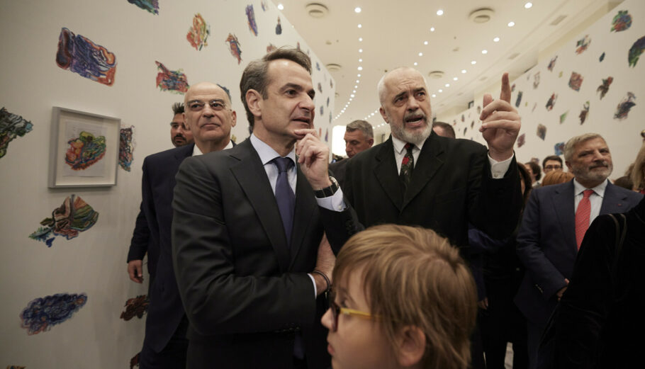 Ο πρωθυπουργός της Αλβανίας Edi Rama ξεναγεί τον πρωθυπουργό Κυριάκο Μητσοτάκη στην έκθεση του με τίτλο «Improvisations» © ΑΠΕ-ΜΠΕ/ΓΡΑΦΕΙΟ ΤΥΠΟΥ ΠΡΩΘΥΠΟΥΡΓΟΥ/ΔΗΜΗΤΡΗΣ ΠΑΠΑΜΗΤΣΟΣ