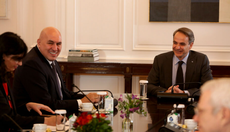 Ο πρωθυπουργός Κυριάκος Μητσοτάκης συνομιλεί με τον υπουργό Άμυνας της Ιταλίας Guido Crosetto © ΑΠΕ-ΜΠΕ / ΑΠΕ-ΜΠΕ / ΑΛΕΞΑΝΔΡΟΣ ΜΠΕΛΤΕΣ