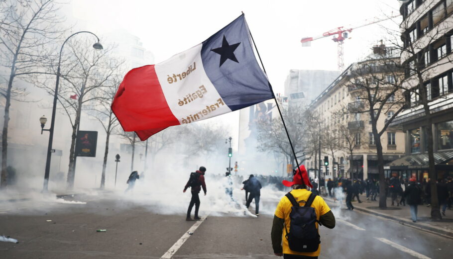 Οι διαδηλώσεις συνεχίζονται στη Γαλλία © EPA/MOHAMMED BADRA