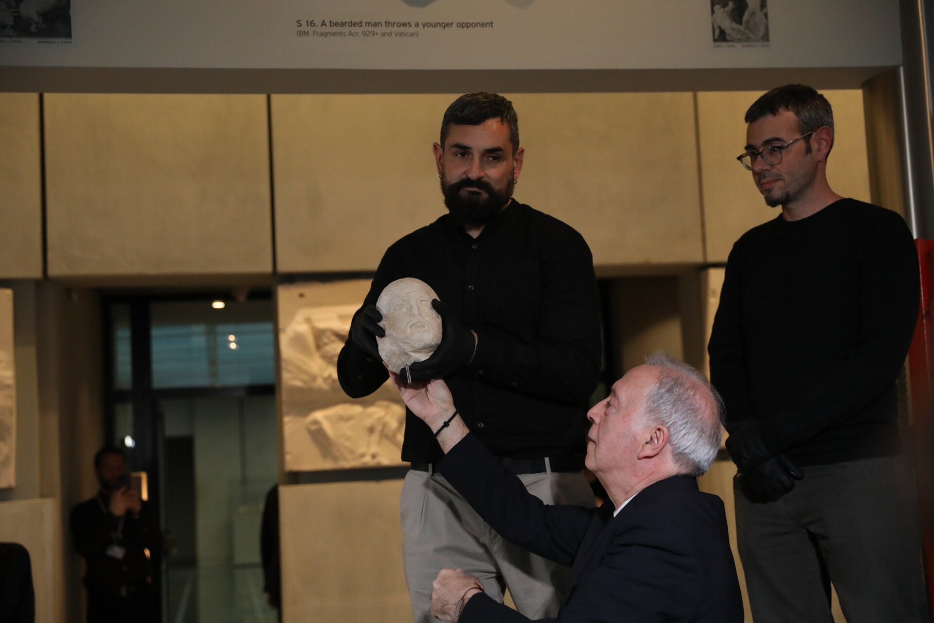 Ο διευθυντής του Μουσείου Ακρόπολης, Νίκος Σταμπολίδης με ένα από τα θραύσματα των Γλυπτών του Παρθενώνα που επαναπατρίστηκαν από το Βατικανό © ΑΠΕ-ΜΠΕ/ΑΠΕ-ΜΠΕ/ΓΙΩΡΓΟΣ ΒΙΤΣΑΡΑΣ