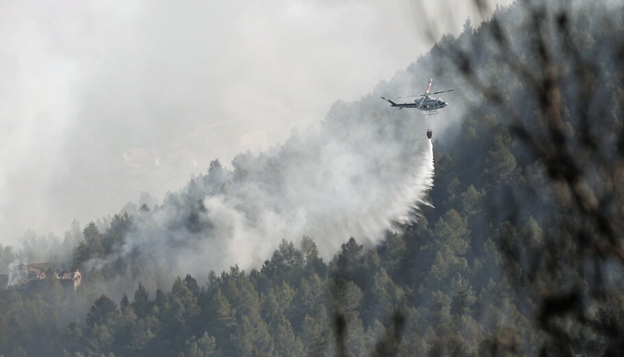 Μεγάλη δασική πυρκαγιά στην Ισπανία © EPA/MANUEL BRUQUE