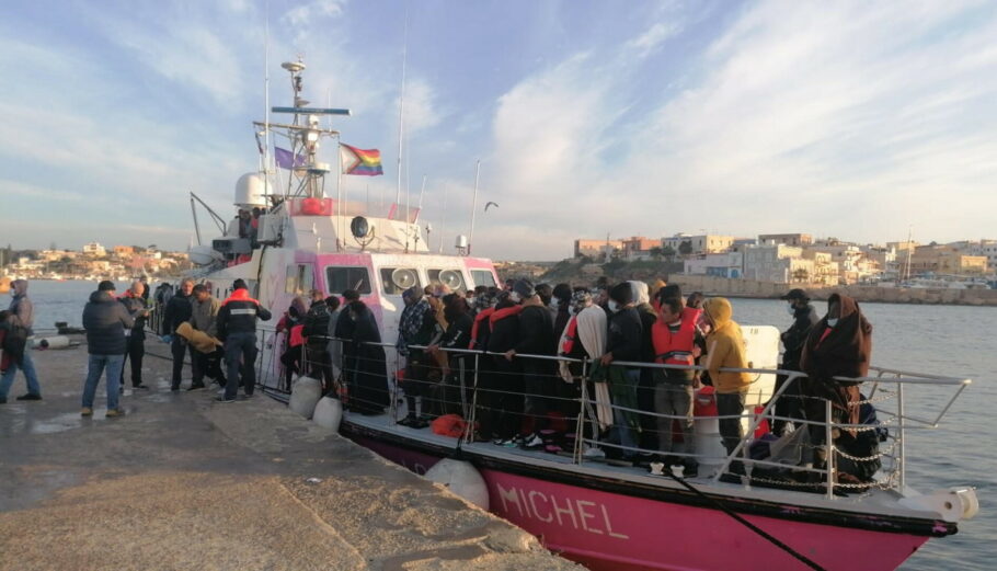 Ναυάγιο με μετανάστες και πρόσφυγες στα ανοικτά της Τυνησίας © EPA/ELIO DESIDERIO