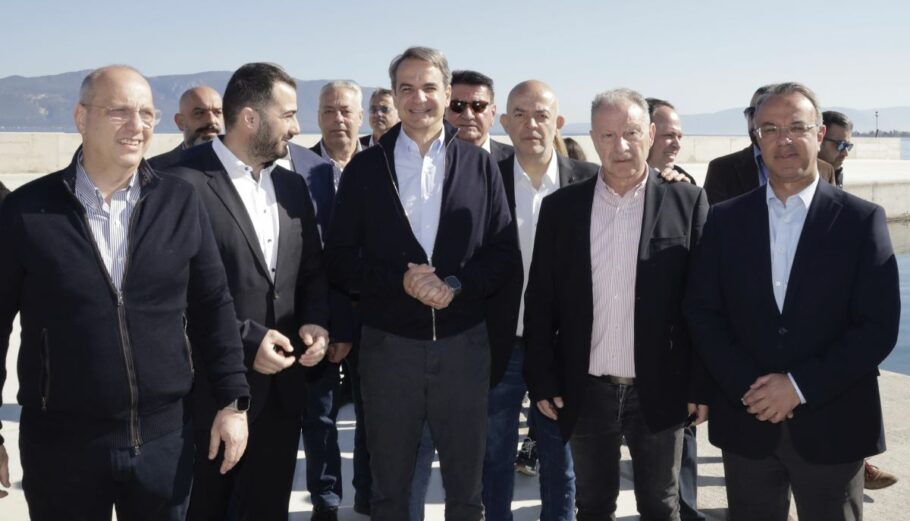 Στον Άγιο Κωνσταντίνο Φθιώτιδας ο Κυριάκος Μητσοτάκης με τους Γιάννη Οικονόμου και Χρήστο Σταϊκούρα © ΑΠΕ-ΜΠΕ/ΑΡΗΣ ΜΑΡΤΑΚΟΣ