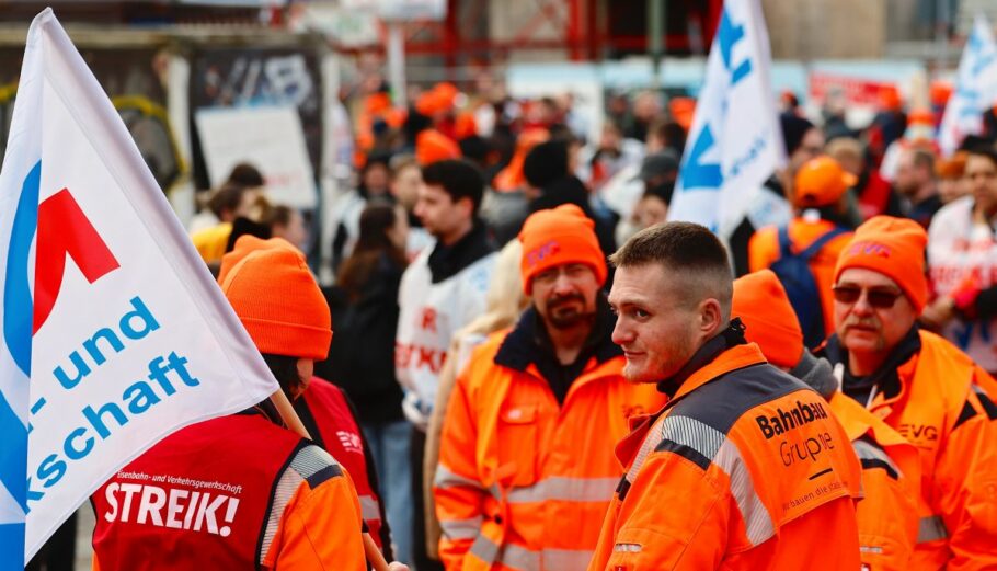 Πανελλαδική απεργία στις μεταφορές στην Γερμανία © EPA/HANNIBAL HANSCHKE