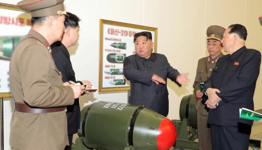 Ο ηγέτης της Βόρειας Κορέας Κιμ Γιονγκ Ουν στο Ινστιτούτο Πυρηνικών Όπλων © EPA/KCNA EDITORIAL USE ONLY