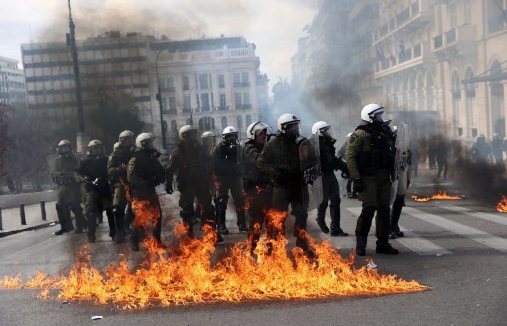 Απεργία: Επεισόδια στη μαζική διαδήλωση στο Σύνταγμα