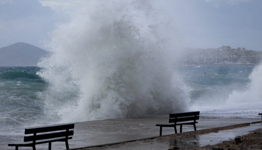 Κύματα και ισχυροί άνεμοι στο Φάληρο © Eurokinissi / ΠΑΝΑΓΟΠΟΥΛΟΣ ΓΙΑΝΝΗΣ