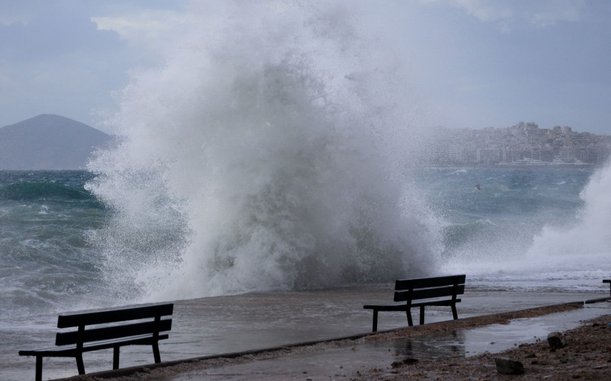 Κύματα και ισχυροί άνεμοι στο Φάληρο © Eurokinissi / ΠΑΝΑΓΟΠΟΥΛΟΣ ΓΙΑΝΝΗΣ