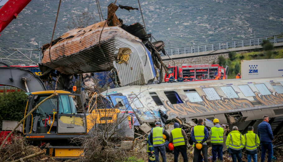 Κομμάτι - κομμάτι τραβούν τα κομμάτια από τα μοιραία βαγόνια στα Τέμπη © Eurokinissi