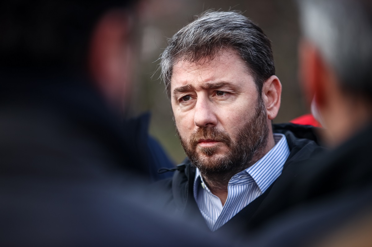 Ο Νίκος Ανδρουλάκης στον τόπο της τραγωδίας στα Τέμπη