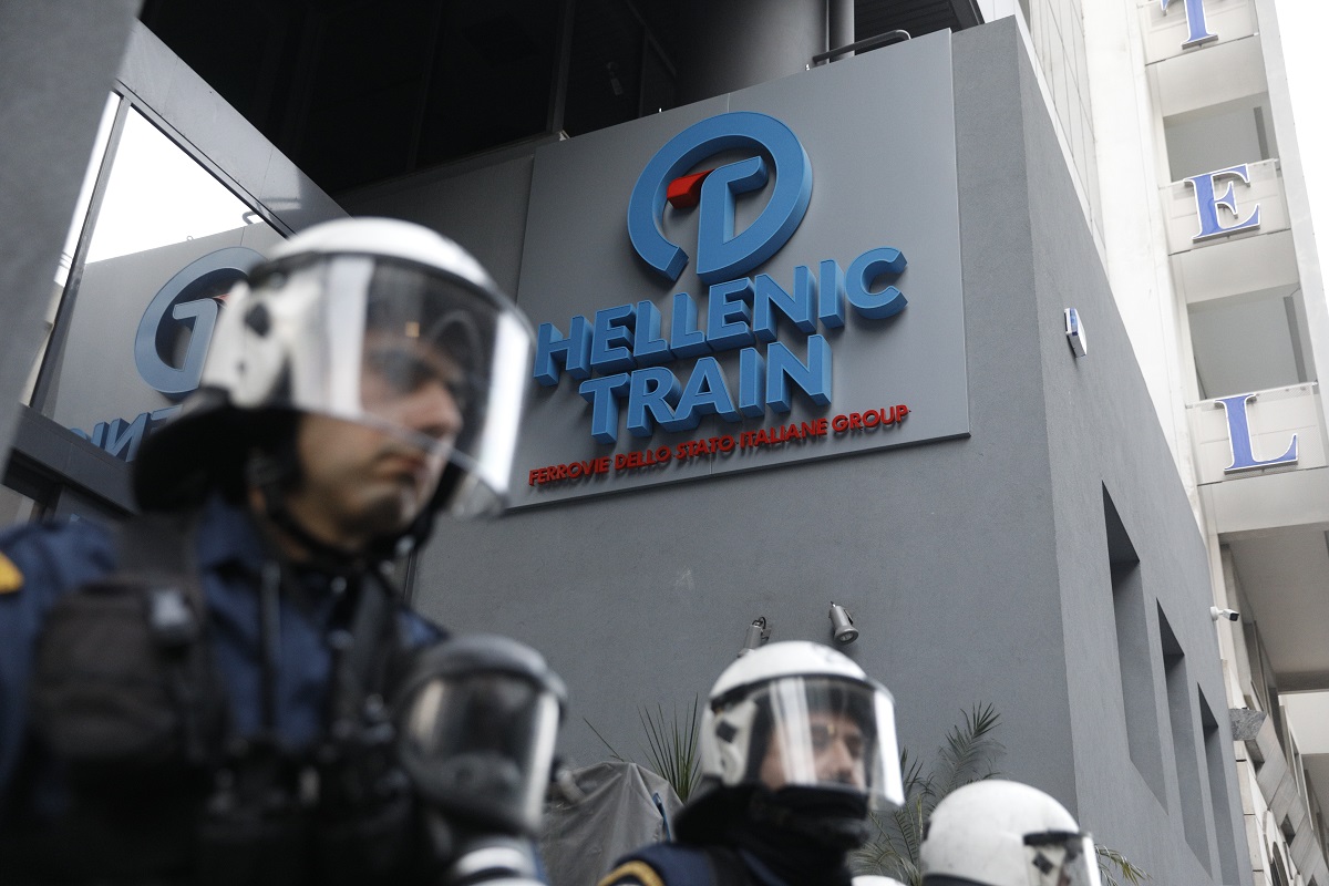ΜΑΤ έξω από τα γραφεία της Hellenic Train