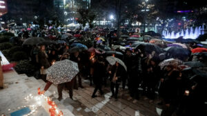 Εικόνα από τη σιωπηρή διαμαρτυρία στη Λάρισα για το πολύνεκρο δυστύχημα στα Τέμπη © Eurokinissi