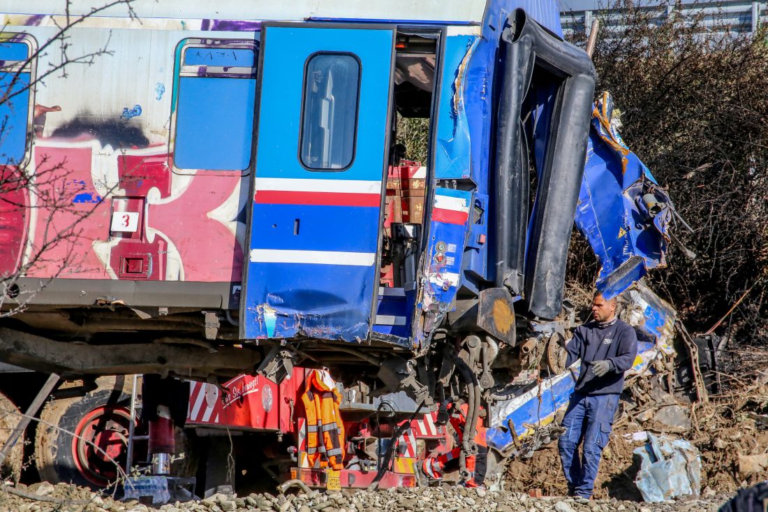 Συντρίμμια των δύο αμαξοστοιχιών που συγκρούστηκαν στα Τέμπη @ Eurokinissi / ΛΕΩΝΙΔΑΣ ΤΖΕΚΑΣ