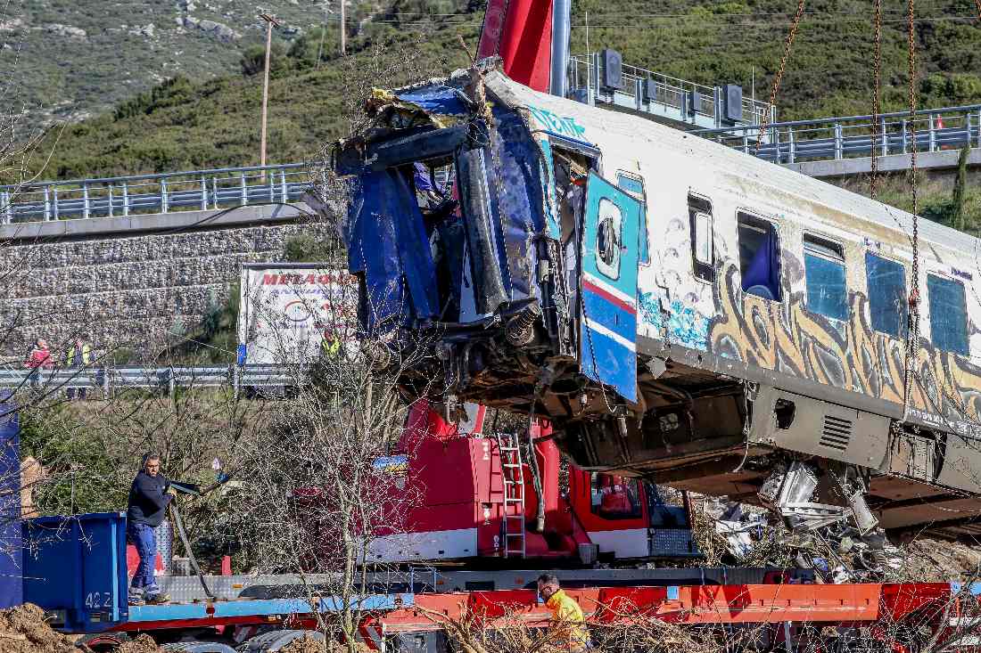 Συντρίμμια των δύο αμαξοστοιχιών που συγκρούστηκαν στα Τέμπη @ Eurokinissi / ΛΕΩΝΙΔΑΣ ΤΖΕΚΑΣ