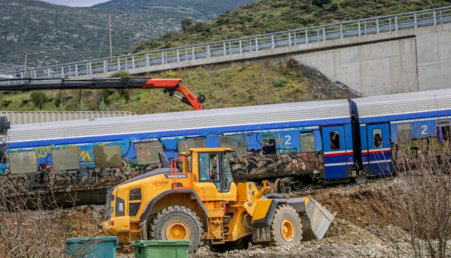 Σωστικά συνεργεία στα συντρίμμια των δύο αμαξοστοιχιών που συγκρούστηκαν στα Τέμπη @ Eurokinissi / ΛΕΩΝΙΔΑΣ ΤΖΕΚΑΣ
