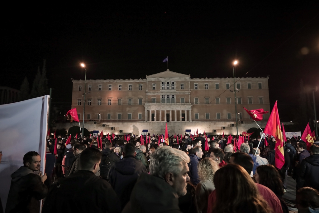 Συγκέντρωση διαμαρτυρίας της ΚΝΕ στο Σύνταγμα για το πολύνεκρο σιδηροδρομικό δυστύχημα στα Τέμπη @ Eurokinissi /EUROKINISSI