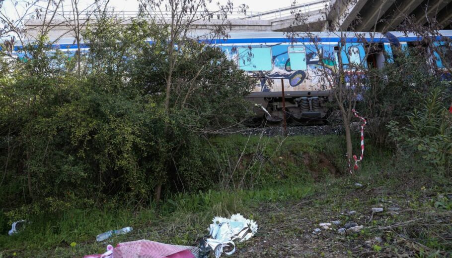 Λουλούδια στο σημείο του πολύνεκρου σιδηροδρομικού δυστυχήματος στα Τέμπη @ Eurokinissi / ΛΕΩΝΙΔΑΣ ΤΖΕΚΑΣ