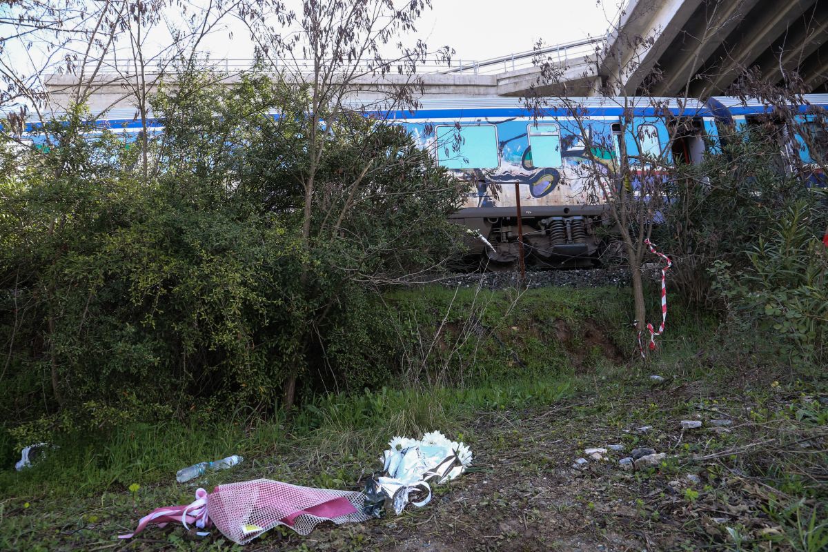 Λουλούδια στο σημείο του πολύνεκρου σιδηροδρομικού δυστυχήματος στα Τέμπη @ Eurokinissi / ΛΕΩΝΙΔΑΣ ΤΖΕΚΑΣ