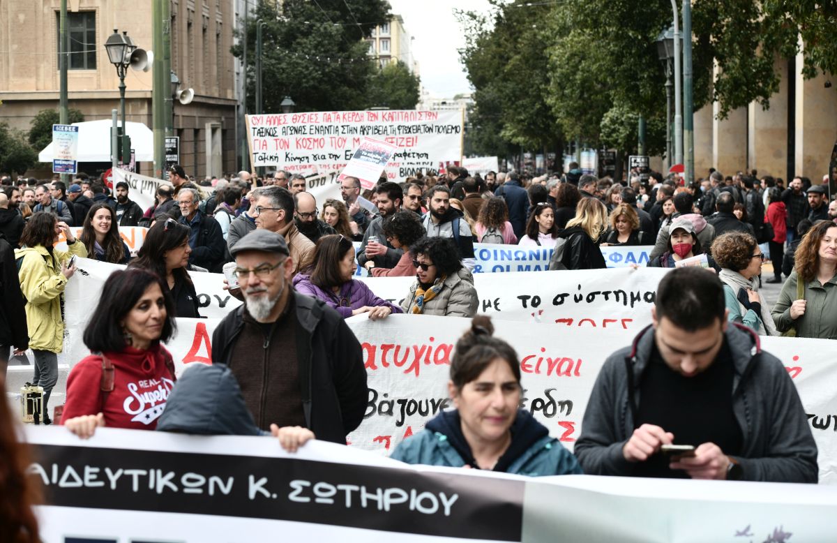 Απεργιακή συγκέντρωση ΓΣΕΕ, ΑΔΕΔΥ και συλλογικοτήτων για το σιδηροδρομικό δυστύχημα στα Τέμπη, Πέμπτη 16 Μαρτίου 2023 @ Eurokinissi / ΤΑΤΙΑΝΑ ΜΠΟΛΑΡΗ