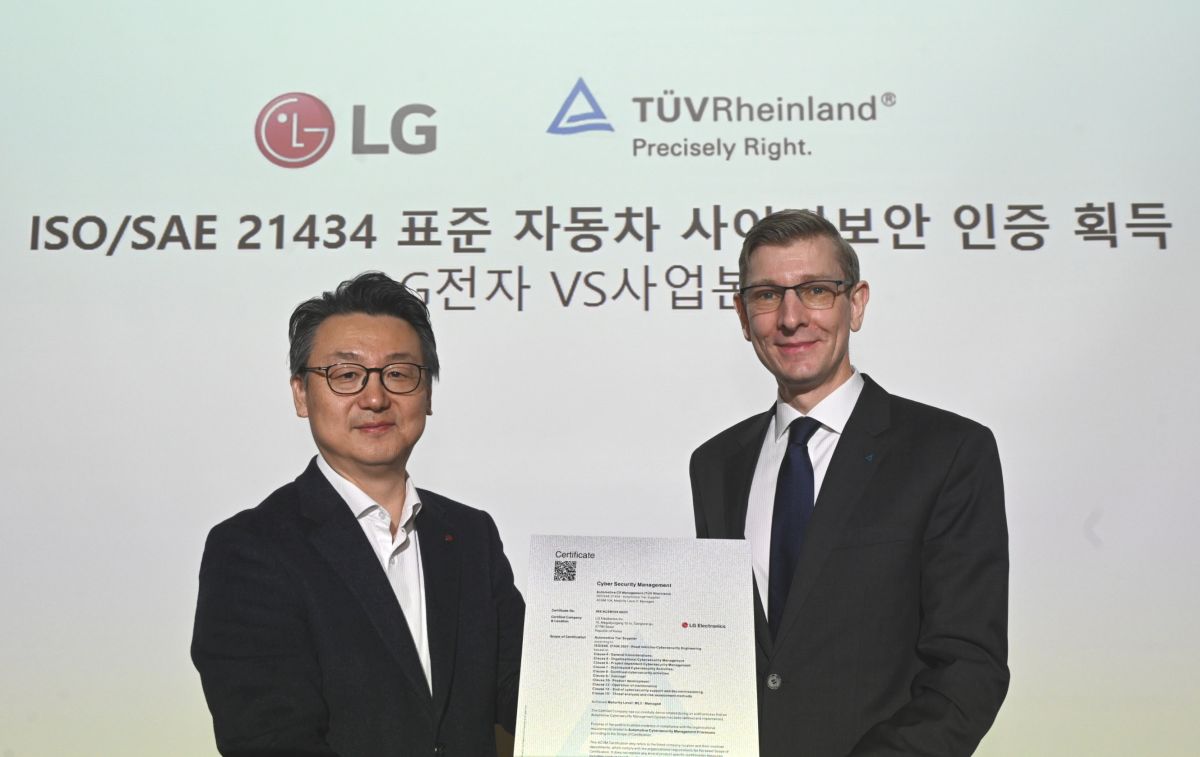 Eun Seok-hyun, της LG Vehicle και Frank Juettner της TUV Rheinland Korea @ ΔΤ / LG