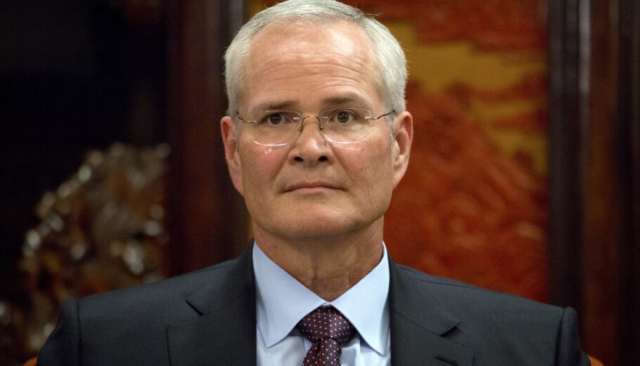 O Darren-Woods, CEO της Exxon Mobil © EPA/Mark Schiefelbein/ POOL Pool Photo