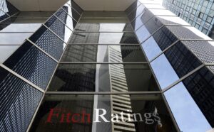 Fitch: Διατηρεί το “AA+” για τις ΗΠΑ, καμπανάκι για έλλειμμα και πληθωρισμό