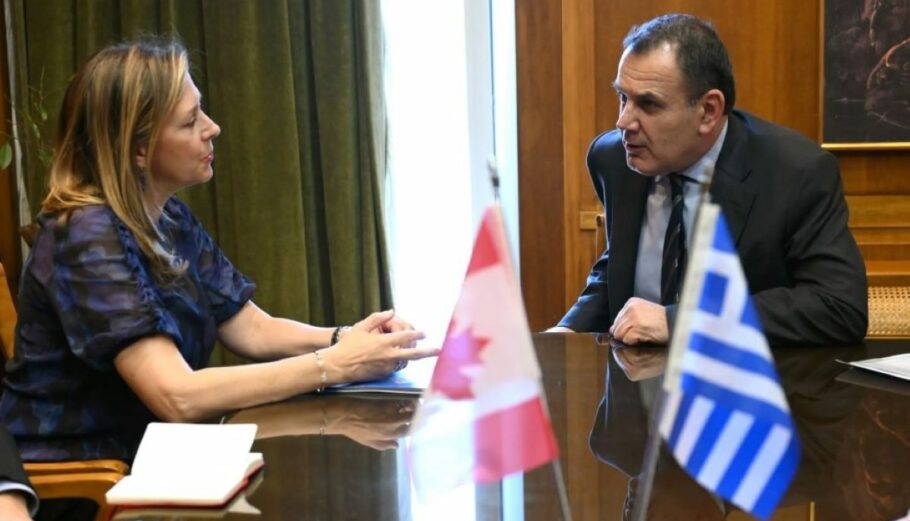 Η πρέσβης του Καναδά, Άννα Καρίν 'Ασελιν με τον υπουργό Εθνικής Άμυνας, Νίκο Παναγιωτόπουλο © twitter.com/npanagioto