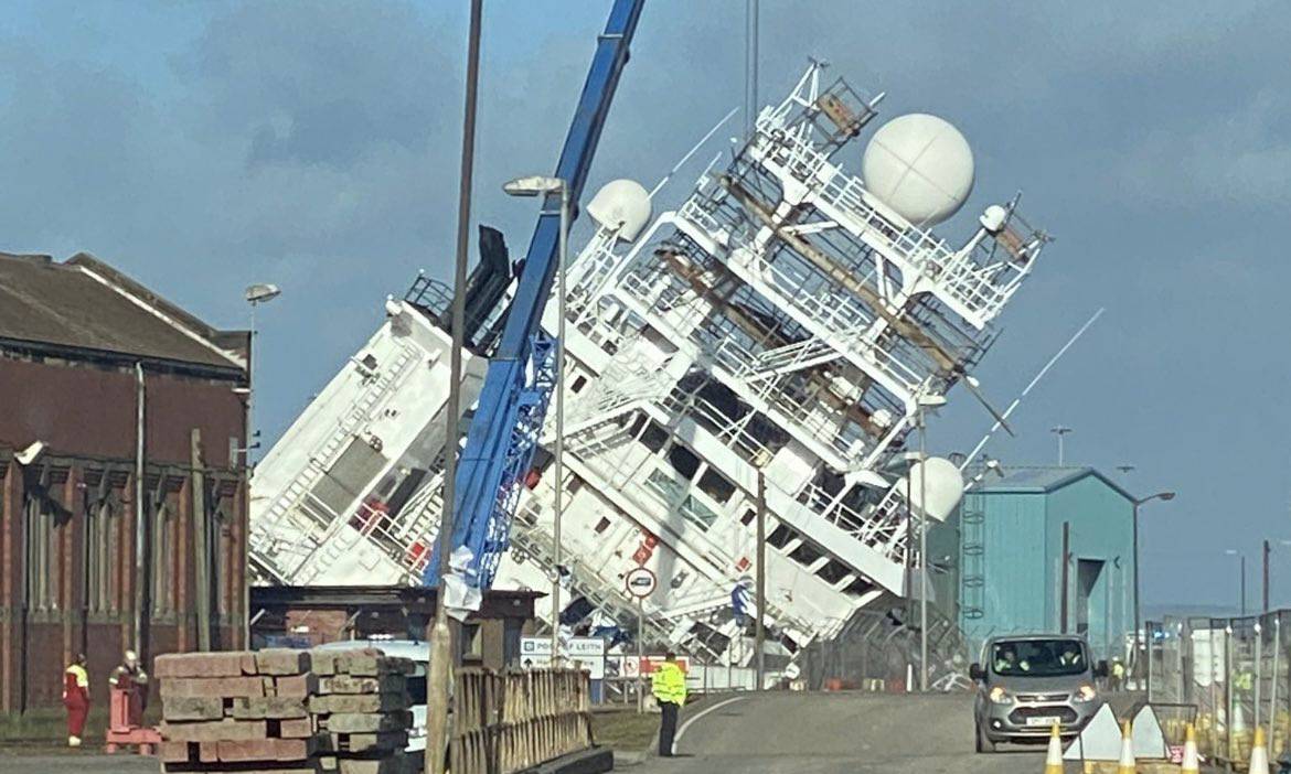 Πτώση πλοίου στη Βρετανία σε αποβάθρα επισκευών © Twitter/@ARSC_Edinburgh