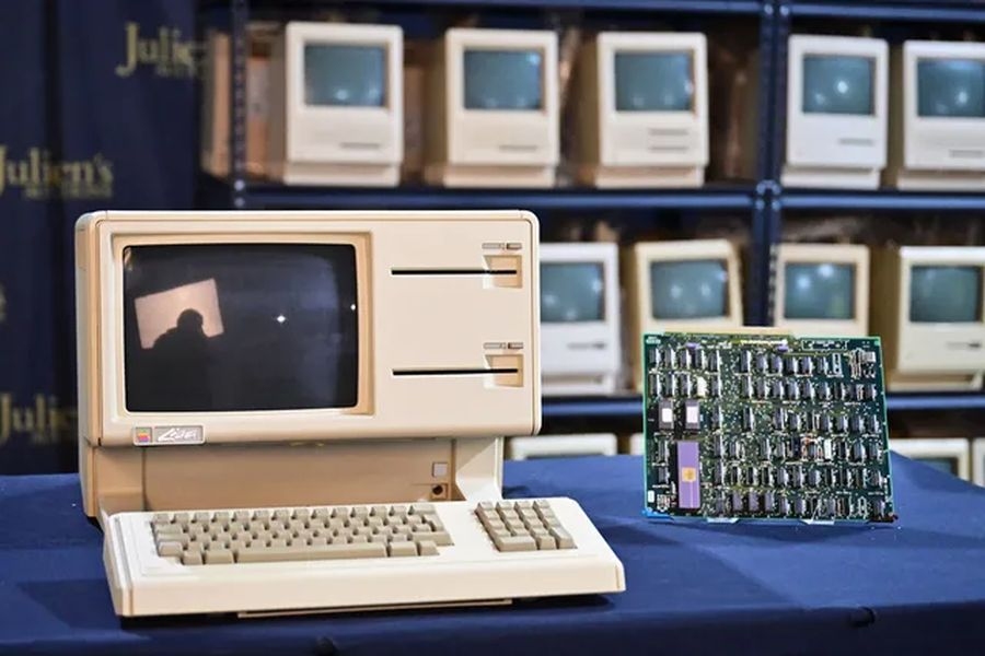 Παλιοί υπολογιστές της Apple @ twitter.com/JuliensAuctions