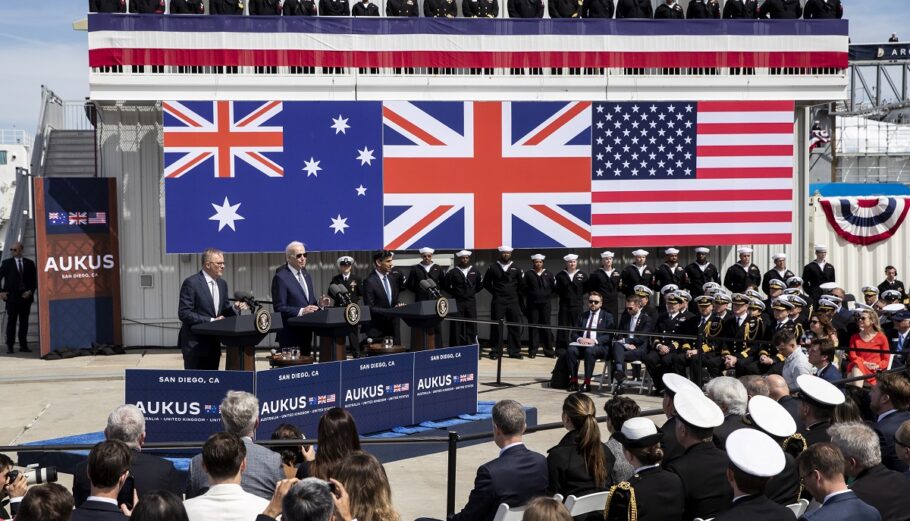 O πρωθυπουργός της Αυστραλίας Άντονι Αλμπανέζι, ο Βρετανός ομόλογος του Ρίσι Σούνακ και ο Αμερικανός πρόεδρος Τζο Μπάιντεν © EPA/ETIENNE LAURENT