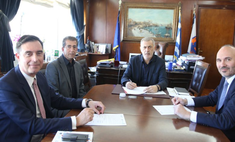 Μνημόνιο Συνεργασίας υπέγραψαν ο δήμαρχος Πειραιά, Γιάννης Μώραλης και οι Παντελής Μαραβέας και Σπύρος Αρσένης © piraeus.gov.gr