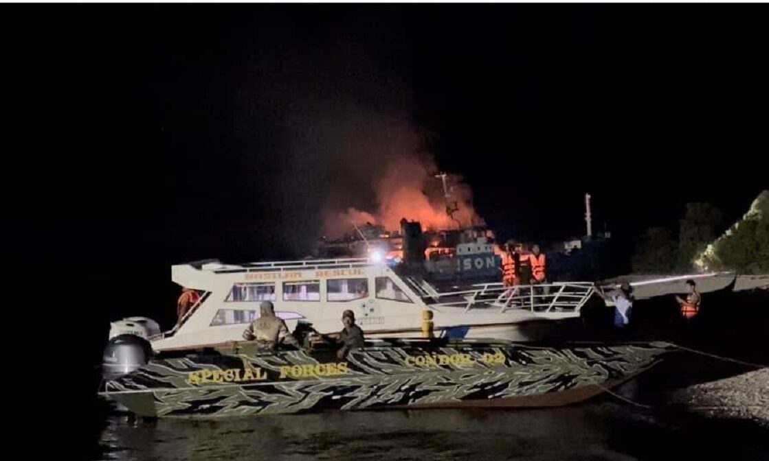 Φιλιππίνες φωτιά σε επιβατηγό πλοίο © twitter/cnnphilippines