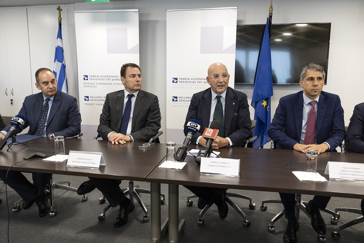 (Από αριστερά προς τα δεξιά): Ο Υπουργός Ναυτιλίας και Νησιωτικής Πολιτικής, Γιάννης Πλακιωτάκης, ο Διευθύνων Σύμβουλος του ΤΑΙΠΕΔ, Δημήτρης Πολίτης, ο Πρόεδρος και Διευθύνων Σύμβουλος της Grimaldi Euromed S.p.A., Emanuele Grimaldi και ο Πρόεδρος και Διευθύνων Σύμβουλος της Εταιρείας Συμμετοχών Λιμένος Ηγουμενίτσας Α.Ε., Paul Kyprianou@ΔΤ