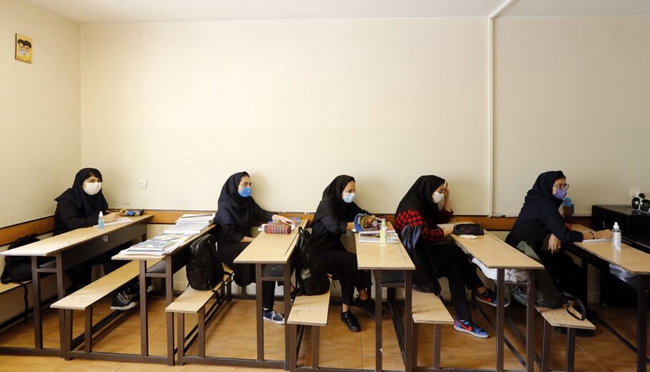 Κοριτσία σε σχολική τάξη στο Ιράν © EPA/ABEDIN TAHERKENAREH